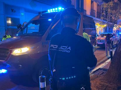 Agentes de la policía y efectivos del Samur, durante la intervención anoche en el suceso de la plaza del Dos de Mayo de Madrid.