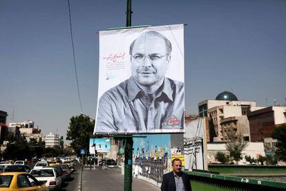 Pancarta del hasta hoy candidato a las presidencias iran&iacute;es, Mohammad Baqer Qalibaf, alcalde de Teher&aacute;n.