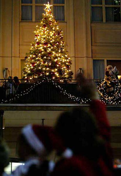 Un árbol de Navidad adorna una de las pocas calles iluminadas, en el centro de Nueva Orleans.