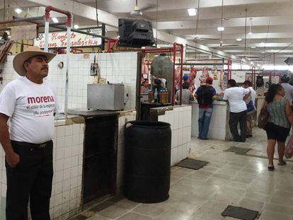 Un hombre con la playera de Morena espera en el mercado de Valladolid, Yucatán 