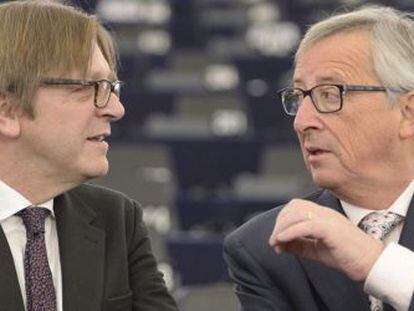 ST019 ESTRASBURGO (FRANCIA) 13/01/2015.- Jean-Claude Juncker (d), presidente de la Comisi&oacute;n Europea (CE), y el l&iacute;der de los liberales (ALDE), Guy Verhofstadt, conversan durante la sesi&oacute;n plenaria del Parlamento Europeo (PE) en Estrasburgo (Francia), hoy, martes 13 de enero de 2015. EFE/Patrick Seeger
 
 