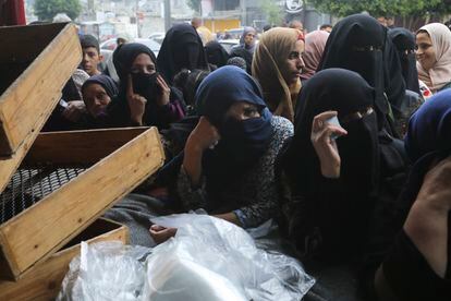 Mujeres palestinas esperaban para comprar pan en Rafah, este domingo, en el sur de la Franja. 