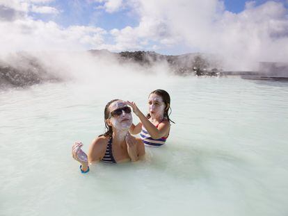 Uno de los pasatiempos principales de Islandia es bañarse en aguas geotermales. Hay piscinas calientes por todo el país: desde el centro de Reikiavik a las remotas penínsulas de los fiordos occidentales. No solo relajan, también son un buen antídoto para la resaca y una buena forma de conocer a los lugareños, pues son su punto de encuentro, el equivalente islandés al bar de barrio o a la plaza del pueblo. La más conocida es la Laguna Azul (en la foto), un humeante lago lleno de depósitos de sílice muy cercano al aeropuerto de Keflavík, de modo que es la despedida ideal antes de volver a casa.