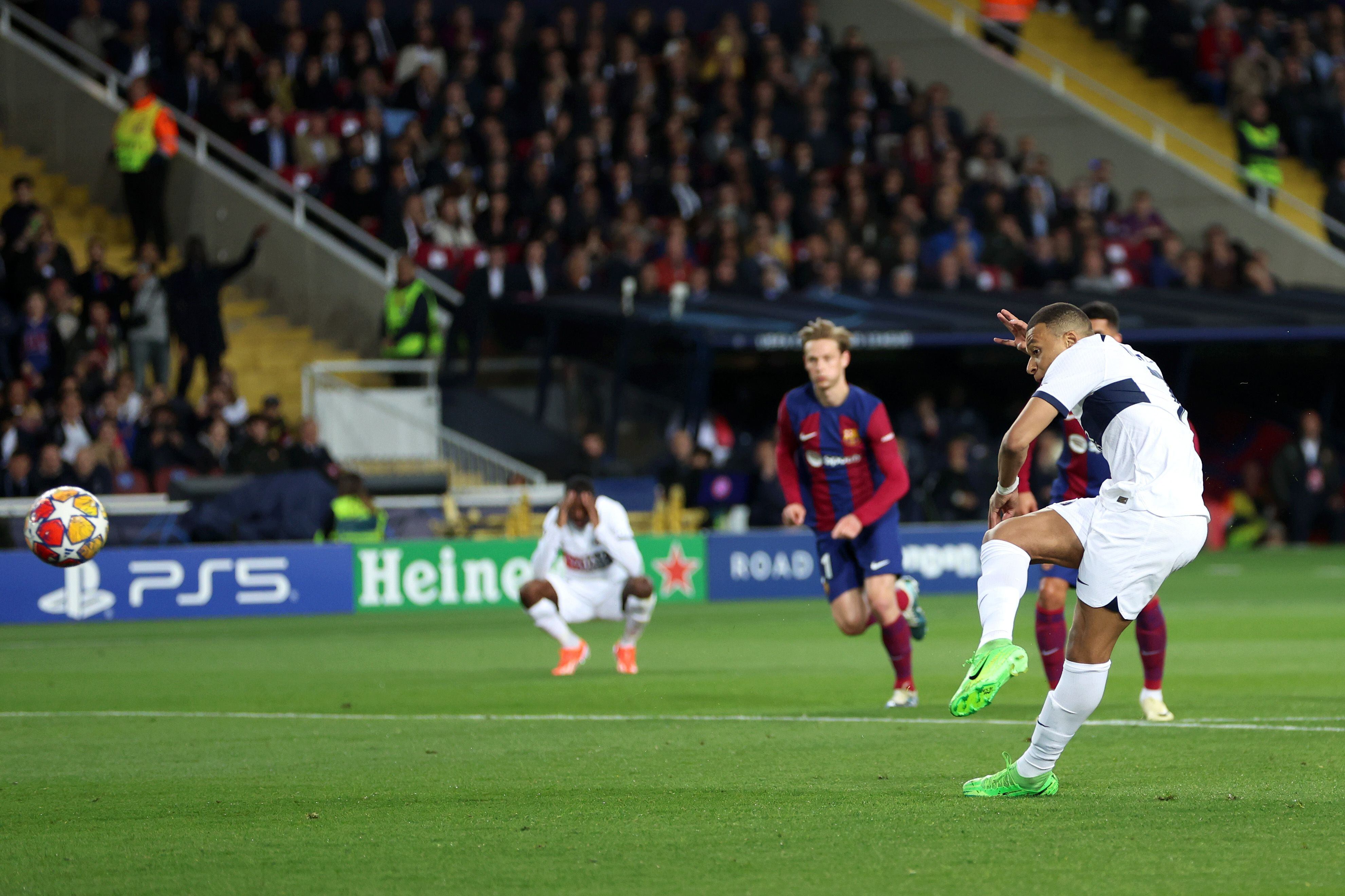 Kylian Mbappe marca de penalti el tercer gol del PSG.
