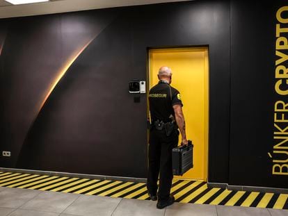 Un guardia junto a la sala de seguridad que Prosegur utiliza en la custodia de las claves de criptomonedas de sus clientes, en Vicálvaro (Madrid), el pasado jueves.