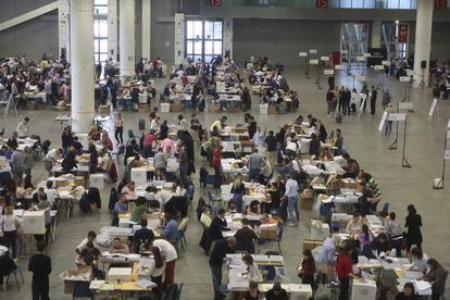Vista general de un Centro de recuento en Bolonia, donde se contabilizan los votos de italianos residentes en el extranjero