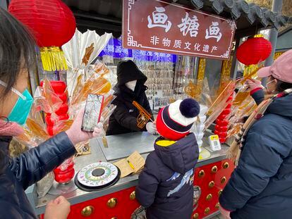 Un puesto de dulces adornado con motivo del Año Nuevo chino en Pekín,
