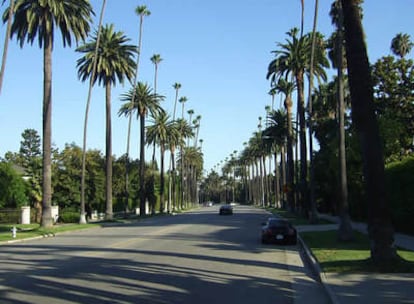 Un paseo guiado por las casas de las estrellas de Beverly Hills sigue siendo algo que manda la tradición