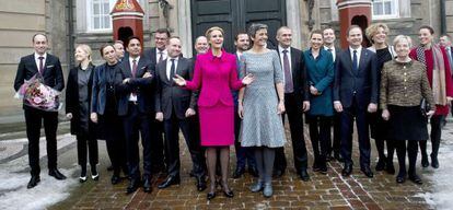 La primera ministra danesa, HelleThorning-Schmidt (c), presenta su nuevo Gobierno este lunes en Copenhague.