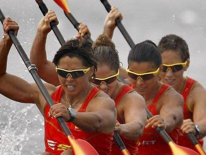 Manchón, en primer término, durante la prueba k-4 femenino de los Juegos de Pekín 2008.