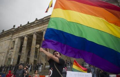 Activistas LGBT en una concentración en el centro de Bogotá.