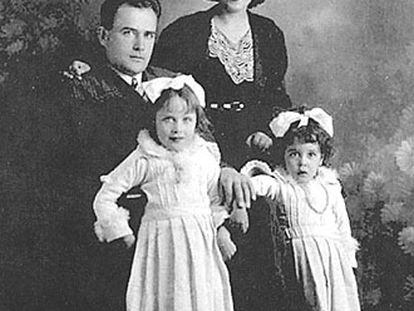 Carlota O&#39;Neill y el capitán Virgilio Leret, con sus hijas Mariela y Carlota.