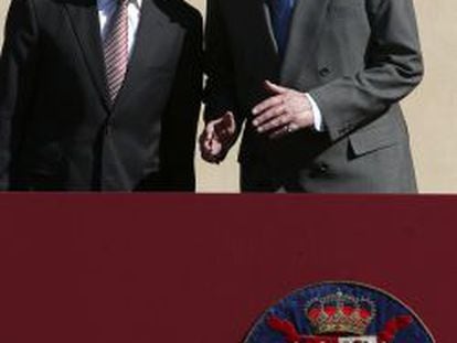El Rey Juan Carlos, conversa con el presidente de M&eacute;xico, Enrique Pe&ntilde;a Nieto, durante el acto de bienvenida celebrado en el Palacio de El Pardo