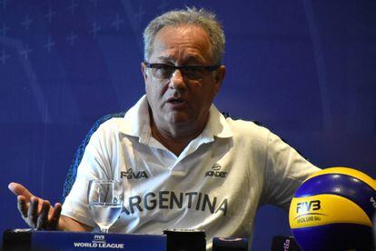 El entrenador de la selecci&oacute;n argentina de Voley, Julio Velasco, en junio pasado durante una rueda de prensa en C&oacute;rdoba.