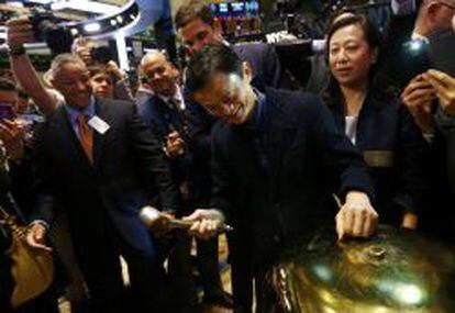 Jack Ma, fundador de Alibaba, golpea una campana durante el estreno en Bolsa de su empresa.
