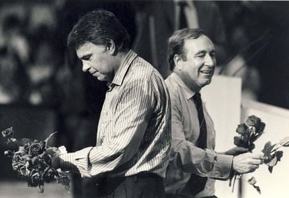 El político vasco, Juan María Bandrés, participa junto a Felipe González en un acto electoral del PSOE para las elecciones generales de junio de 1993.