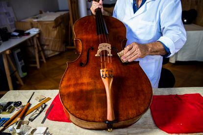El violonchelo 1700 es el único de los cinco instrumentos que no está decorado, pero su sonido es especial porque su estructura no sufrió modificaciones con el paso del tiempo. El violonchelo decorado del Cuarteto Palatino, por ejemplo, sí fue alterado. 
