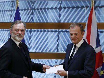 El embajador brit&aacute;nico ante la UE, Tim Barrow, entrega la petici&oacute;n de salida de la UE al presidente del Consejo Europeo, Donald Tusk. 