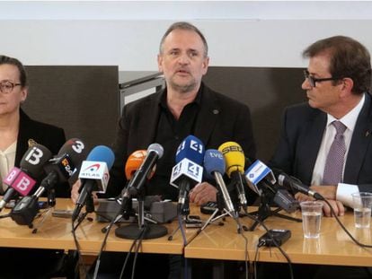 D'esquerra a dreta, la presidenta del Consell Social de la UIB, Francesca Mas, el vice-rector Jaume Carot i el rector Llorenç Huguet.