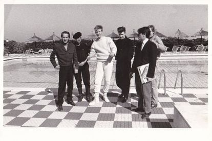Juanito Torpedo (izquierda) junto a Depeche Mode durante un encuentro con la prensa previo a su concierto en Pachá auditorium del 8 de marzo de 1984. Foto de Manuel Navarro, cedida por Juanito Torpedo.