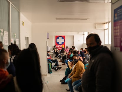 Pacientes en la sala de espera de un hospital en Soacha (Colombia), en 2021.