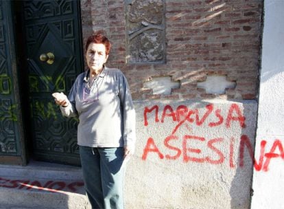 Empar Pineda, portavoz de Isadora, muestra pintadas y una lanzada contra la clínica Isadora en 2006.