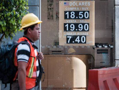 Un trabajador pasa frente a un banco en México.