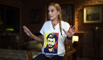 Lilian Tintori, esposa de Leopoldo López, luce una camiseta por su liberación.