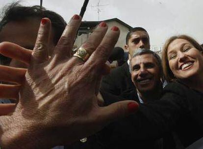 La candidata de Kadima, Tzipi Livni, saluda a sus seguidores en un colegio electoral en Ramat Gan, cerca de Tel Aviv.