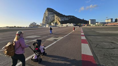 Una mujer cruza el aeropuerto de Gibraltar, este viernes.