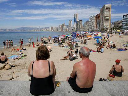 Turistas en una playa de Benidorm (Alicante).