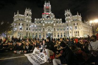 Los manifestantes contra el desalojo del hotel Madrid cortan el tráfico en Cibeles.