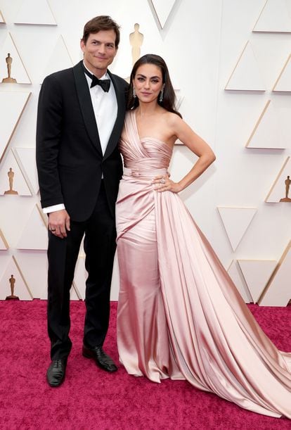Ashton Kutcher y su esposa Mila Kunis, an der Ultima Gala de los Oscar, am Mäerz 2022.