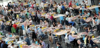 Agentes electorales se preparan para el recuento del voto por correo en las elecciones europeas en M&uacute;nich (Alemania).
