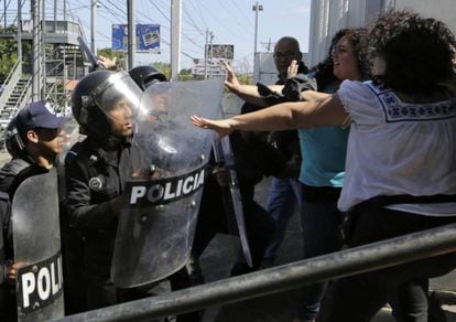 Antidisturbios de la Policía nicaragüense dispersan a los informadores, este sábado en Managua.