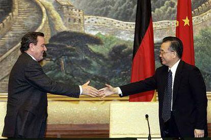 El canciller alemán, Gerhard Schröder (a la izquierda), saluda al primer ministro chino, Wen Jiabao.