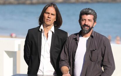 Rafael Cobos (izquierda) y Alberto Rodríguez, en la presentación de 'La peste' en San Sebastián.