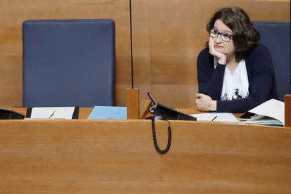 La vicepresidenta y Portavoz de la Generalitat Valenciana, Mónica Oltra, en su escaño durante la sesión de control en las Cortes valencianas.