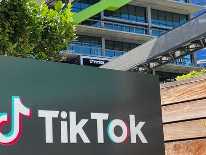 El logo de la aplicación TikTok en una oficina de Culver City, Los Ángeles.