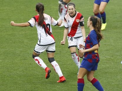 Las jugadoras del Rayo celebran el primer gol marcado este domingo al Barcelona, en el estadio de Vallecas.