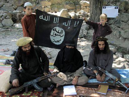 Gul Dali (derecha), l&iacute;der local del ISIS en Afganist&aacute;n, junto a unos amigos y familiares.