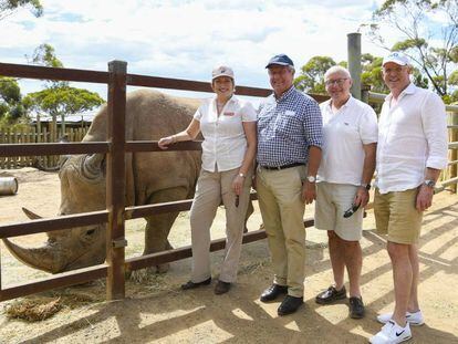 Elaine Bensted, directora del proyecto, y tres responsables del mismo, junto a un rinoceronte en Monarto (Australia).