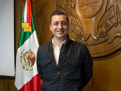 Luis Donaldo Colosio en su oficina de Gobierno en Monterrey, Nuevo León. México.