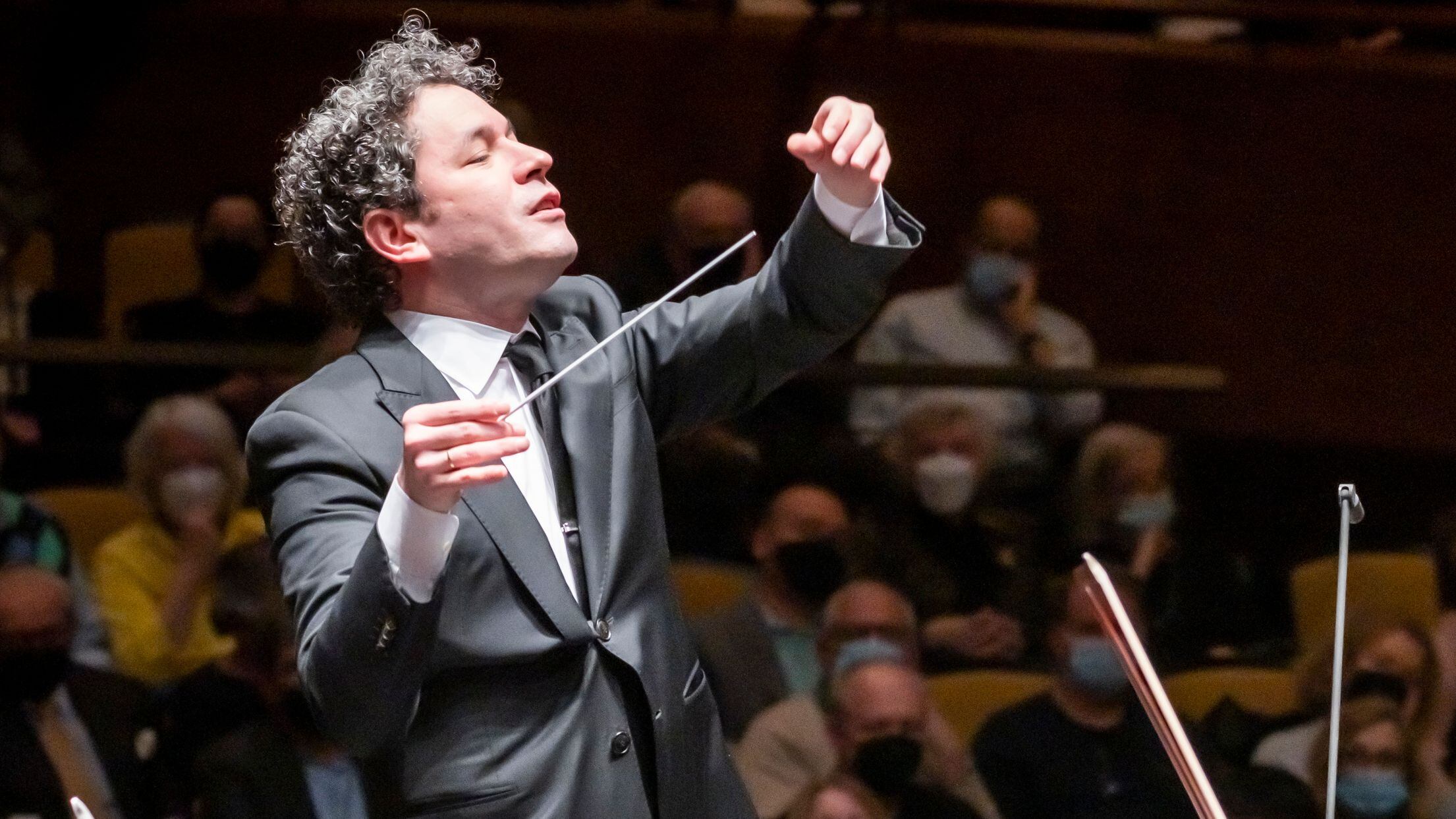 Gustavo Dudamel dirigiendo este marzo a la Filarmónica de Nueva York .2.
