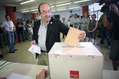 Miquel Iceta vota en una sede del PSC de Barcelona