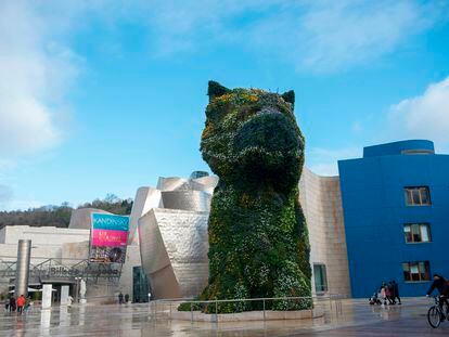 'Puppy', obra de Jeff Koons, frente al Museo Guggenheim de Bilbao.