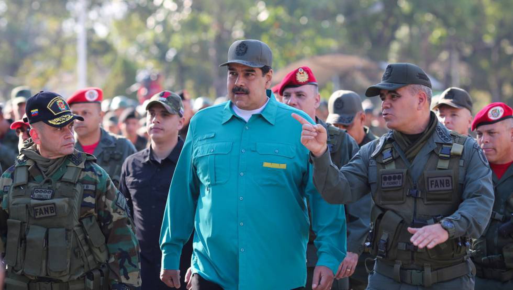 El presidente de Venezuela, Nicolás Maduro, junto al ministro de Defensa, Vladimir Padrino Lopez, y miembros de La Fuerza Armada Nacional Bolivariana. 