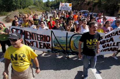 Vecinos del Valle de Ayora cortan la carretera comarcal a la altura de la central de Cofrentes en protesta por la posible ubicación del almacén nuclear en Zarra.