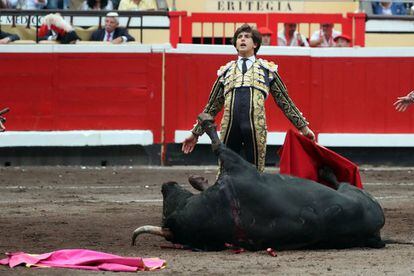 Roca Rey tras matar a su primer toro, al que le cort&oacute; una oreja.