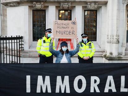 Protesta contra la ampliación de Heathrow ante el Tribunal Supremo británico, en Londres, este miércoles.